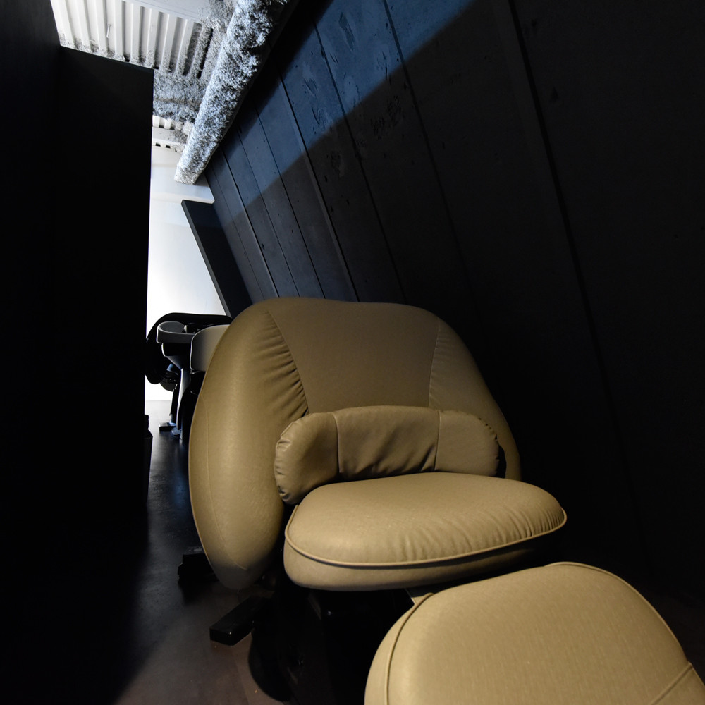 シャンプー台は幅広のゆったりシートと柔らかなクッション材で最上級の寝心地を実現。